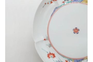 重要無形文化財　人間国宝　十四代　酒井田柿右衛門　錦　梅菊文　鮮やかな色絵が食卓に彩を与える皿(中皿、和皿、和食器、共箱付き)(R-075117)