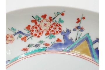 重要無形文化財　人間国宝　十四代　酒井田柿右衛門　錦　梅菊文　鮮やかな色絵が食卓に彩を与える皿(中皿、和皿、和食器、共箱付き)(R-075117)