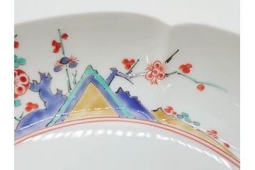 重要無形文化財　人間国宝　十四代　酒井田柿右衛門　錦　梅菊文　鮮やかな色絵が食卓に彩を与える皿(中皿、和皿、和食器、共箱付き)(R-075117)
