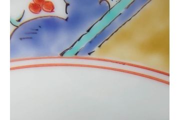 重要無形文化財　人間国宝　十四代　酒井田柿右衛門　錦　梅菊文　鮮やかな色絵が食卓に彩を与える皿(中皿、和皿、和食器、共箱付き)(R-075117)