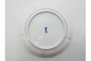 重要無形文化財　人間国宝　十四代　酒井田柿右衛門　錦　梅菊文　鮮やかな色絵が食卓に彩を与える皿(中皿、和皿、和食器、共箱付き)(R-075117)