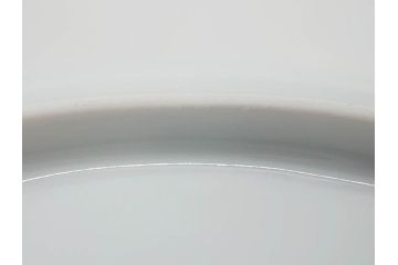 重要無形文化財　人間国宝　十四代　酒井田柿右衛門　錦　梅菊文　鮮やかな色絵が食卓に彩を与える皿(中皿、和皿、和食器、共箱付き)(R-075117)
