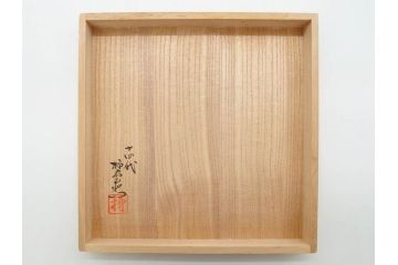 重要無形文化財　人間国宝　十四代　酒井田柿右衛門　錦　梅菊文　鮮やかな色絵が食卓に彩を与える皿(中皿、和皿、和食器、共箱付き)(R-075117)