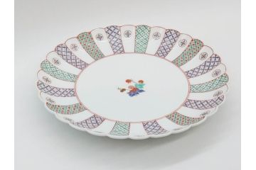 重要無形文化財　人間国宝　十四代　酒井田柿右衛門　錦　地文　約31cm　1尺皿　華やかな意匠が見事な菊型皿(色絵、変形皿、大皿、和皿、和食器、共箱付き、一尺)(R-075118)