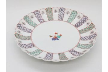 重要無形文化財　人間国宝　十四代　酒井田柿右衛門　錦　地文　約31cm　1尺皿　華やかな意匠が見事な菊型皿(色絵、変形皿、大皿、和皿、和食器、共箱付き、一尺)(R-075118)