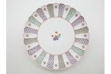 重要無形文化財　人間国宝　十四代　酒井田柿右衛門　錦　地文　約31cm　1尺皿　華やかな意匠が見事な菊型皿(色絵、変形皿、大皿、和皿、和食器、共箱付き、一尺)(R-075118)