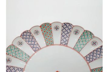 重要無形文化財　人間国宝　十四代　酒井田柿右衛門　錦　地文　約31cm　1尺皿　華やかな意匠が見事な菊型皿(色絵、変形皿、大皿、和皿、和食器、共箱付き、一尺)(R-075118)