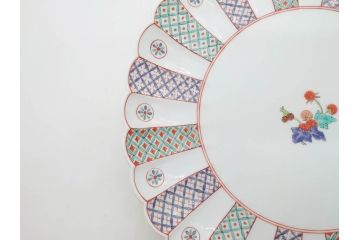 重要無形文化財　人間国宝　十四代　酒井田柿右衛門　錦　地文　約31cm　1尺皿　華やかな意匠が見事な菊型皿(色絵、変形皿、大皿、和皿、和食器、共箱付き、一尺)(R-075118)