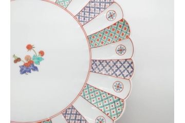 重要無形文化財　人間国宝　十四代　酒井田柿右衛門　錦　地文　約31cm　1尺皿　華やかな意匠が見事な菊型皿(色絵、変形皿、大皿、和皿、和食器、共箱付き、一尺)(R-075118)
