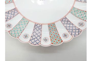 重要無形文化財　人間国宝　十四代　酒井田柿右衛門　錦　地文　約31cm　1尺皿　華やかな意匠が見事な菊型皿(色絵、変形皿、大皿、和皿、和食器、共箱付き、一尺)(R-075118)