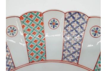 重要無形文化財　人間国宝　十四代　酒井田柿右衛門　錦　地文　約31cm　1尺皿　華やかな意匠が見事な菊型皿(色絵、変形皿、大皿、和皿、和食器、共箱付き、一尺)(R-075118)