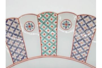 重要無形文化財　人間国宝　十四代　酒井田柿右衛門　錦　地文　約31cm　1尺皿　華やかな意匠が見事な菊型皿(色絵、変形皿、大皿、和皿、和食器、共箱付き、一尺)(R-075118)