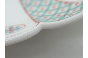 重要無形文化財　人間国宝　十四代　酒井田柿右衛門　錦　地文　約31cm　1尺皿　華やかな意匠が見事な菊型皿(色絵、変形皿、大皿、和皿、和食器、共箱付き、一尺)(R-075118)