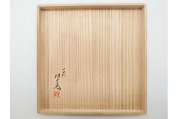 重要無形文化財　人間国宝　十四代　酒井田柿右衛門　錦　地文　約31cm　1尺皿　華やかな意匠が見事な菊型皿(色絵、変形皿、大皿、和皿、和食器、共箱付き、一尺)(R-075118)