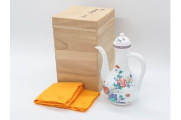 重要無形文化財　人間国宝　十四代　酒井田柿右衛門　錦　菊牡丹文　緻密な色絵が上品な雰囲気を醸し出す水注(水差し、水次、茶道具、煎茶道具、共箱付き)(R-075119)