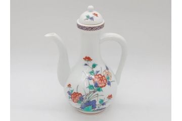 重要無形文化財　人間国宝　十四代　酒井田柿右衛門　錦　菊牡丹文　緻密な色絵が上品な雰囲気を醸し出す水注(水差し、水次、茶道具、煎茶道具、共箱付き)(R-075119)