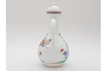重要無形文化財　人間国宝　十四代　酒井田柿右衛門　錦　菊牡丹文　緻密な色絵が上品な雰囲気を醸し出す水注(水差し、水次、茶道具、煎茶道具、共箱付き)(R-075119)