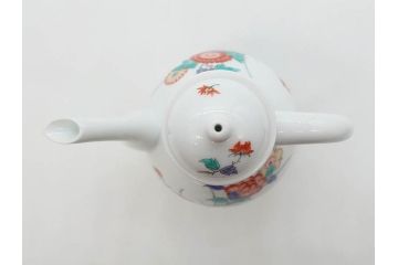重要無形文化財　人間国宝　十四代　酒井田柿右衛門　錦　菊牡丹文　緻密な色絵が上品な雰囲気を醸し出す水注(水差し、水次、茶道具、煎茶道具、共箱付き)(R-075119)