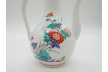 重要無形文化財　人間国宝　十四代　酒井田柿右衛門　錦　菊牡丹文　緻密な色絵が上品な雰囲気を醸し出す水注(水差し、水次、茶道具、煎茶道具、共箱付き)(R-075119)