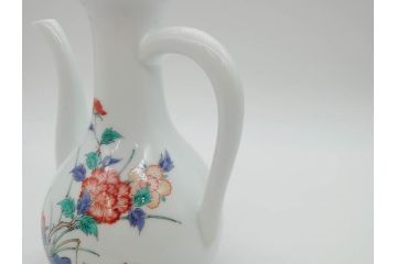 重要無形文化財　人間国宝　十四代　酒井田柿右衛門　錦　菊牡丹文　緻密な色絵が上品な雰囲気を醸し出す水注(水差し、水次、茶道具、煎茶道具、共箱付き)(R-075119)
