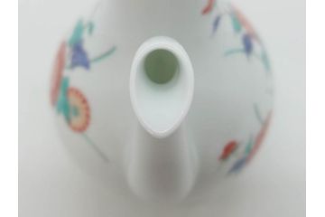 重要無形文化財　人間国宝　十四代　酒井田柿右衛門　錦　菊牡丹文　緻密な色絵が上品な雰囲気を醸し出す水注(水差し、水次、茶道具、煎茶道具、共箱付き)(R-075119)