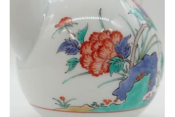 重要無形文化財　人間国宝　十四代　酒井田柿右衛門　錦　菊牡丹文　緻密な色絵が上品な雰囲気を醸し出す水注(水差し、水次、茶道具、煎茶道具、共箱付き)(R-075119)