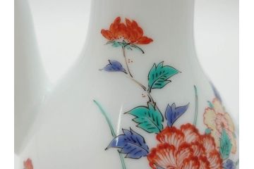重要無形文化財　人間国宝　十四代　酒井田柿右衛門　錦　菊牡丹文　緻密な色絵が上品な雰囲気を醸し出す水注(水差し、水次、茶道具、煎茶道具、共箱付き)(R-075119)