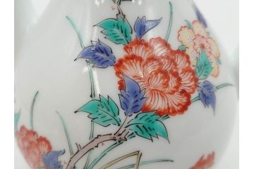 重要無形文化財　人間国宝　十四代　酒井田柿右衛門　錦　菊牡丹文　緻密な色絵が上品な雰囲気を醸し出す水注(水差し、水次、茶道具、煎茶道具、共箱付き)(R-075119)