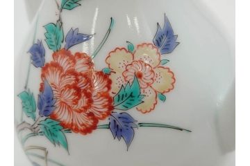 重要無形文化財　人間国宝　十四代　酒井田柿右衛門　錦　菊牡丹文　緻密な色絵が上品な雰囲気を醸し出す水注(水差し、水次、茶道具、煎茶道具、共箱付き)(R-075119)