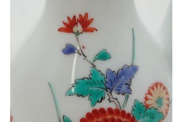 重要無形文化財　人間国宝　十四代　酒井田柿右衛門　錦　菊牡丹文　緻密な色絵が上品な雰囲気を醸し出す水注(水差し、水次、茶道具、煎茶道具、共箱付き)(R-075119)