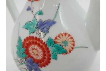 重要無形文化財　人間国宝　十四代　酒井田柿右衛門　錦　菊牡丹文　緻密な色絵が上品な雰囲気を醸し出す水注(水差し、水次、茶道具、煎茶道具、共箱付き)(R-075119)
