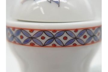 重要無形文化財　人間国宝　十四代　酒井田柿右衛門　錦　菊牡丹文　緻密な色絵が上品な雰囲気を醸し出す水注(水差し、水次、茶道具、煎茶道具、共箱付き)(R-075119)