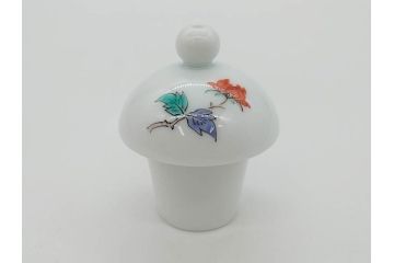 重要無形文化財　人間国宝　十四代　酒井田柿右衛門　錦　菊牡丹文　緻密な色絵が上品な雰囲気を醸し出す水注(水差し、水次、茶道具、煎茶道具、共箱付き)(R-075119)