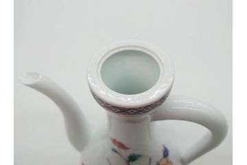 重要無形文化財　人間国宝　十四代　酒井田柿右衛門　錦　菊牡丹文　緻密な色絵が上品な雰囲気を醸し出す水注(水差し、水次、茶道具、煎茶道具、共箱付き)(R-075119)