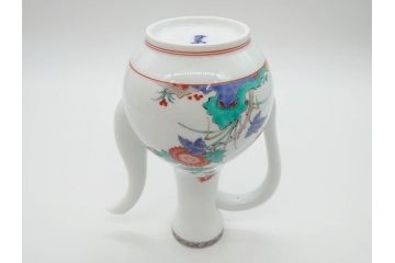 重要無形文化財　人間国宝　十四代　酒井田柿右衛門　錦　菊牡丹文　緻密な色絵が上品な雰囲気を醸し出す水注(水差し、水次、茶道具、煎茶道具、共箱付き)(R-075119)