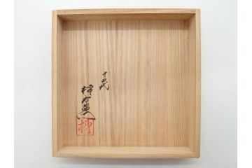重要無形文化財　人間国宝　十四代　酒井田柿右衛門　錦　菊牡丹文　緻密な色絵が上品な雰囲気を醸し出す水注(水差し、水次、茶道具、煎茶道具、共箱付き)(R-075119)
