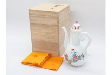 重要無形文化財　人間国宝　十四代　酒井田柿右衛門　錦　岩牡丹文　職人のこだわりが詰まった素敵なデザインの水注(水差し、水次、茶道具、煎茶道具、共箱付き)(R-075120)