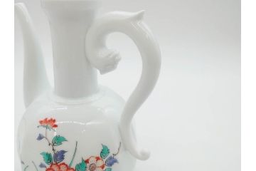 重要無形文化財　人間国宝　十四代　酒井田柿右衛門　錦　岩牡丹文　職人のこだわりが詰まった素敵なデザインの水注(水差し、水次、茶道具、煎茶道具、共箱付き)(R-075120)