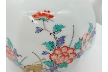 重要無形文化財　人間国宝　十四代　酒井田柿右衛門　錦　岩牡丹文　職人のこだわりが詰まった素敵なデザインの水注(水差し、水次、茶道具、煎茶道具、共箱付き)(R-075120)