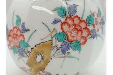重要無形文化財　人間国宝　十四代　酒井田柿右衛門　錦　岩牡丹文　職人のこだわりが詰まった素敵なデザインの水注(水差し、水次、茶道具、煎茶道具、共箱付き)(R-075120)