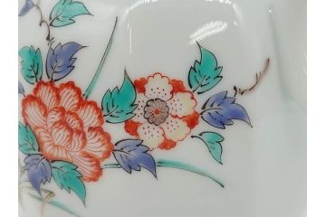 重要無形文化財　人間国宝　十四代　酒井田柿右衛門　錦　岩牡丹文　職人のこだわりが詰まった素敵なデザインの水注(水差し、水次、茶道具、煎茶道具、共箱付き)(R-075120)