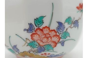 重要無形文化財　人間国宝　十四代　酒井田柿右衛門　錦　岩牡丹文　職人のこだわりが詰まった素敵なデザインの水注(水差し、水次、茶道具、煎茶道具、共箱付き)(R-075120)