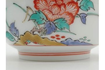 重要無形文化財　人間国宝　十四代　酒井田柿右衛門　錦　岩牡丹文　職人のこだわりが詰まった素敵なデザインの水注(水差し、水次、茶道具、煎茶道具、共箱付き)(R-075120)