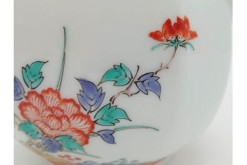 重要無形文化財　人間国宝　十四代　酒井田柿右衛門　錦　岩牡丹文　職人のこだわりが詰まった素敵なデザインの水注(水差し、水次、茶道具、煎茶道具、共箱付き)(R-075120)