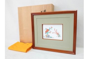 重要無形文化財　人間国宝　十四代　酒井田柿右衛門　錦　菊鳳凰文　色彩豊かな絵付けが魅力的な陶額(色絵、陶画、壁掛け、額装、共箱付き)(R-075122)