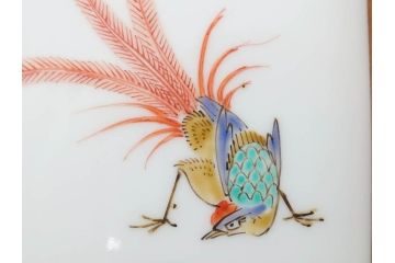 重要無形文化財　人間国宝　十四代　酒井田柿右衛門　錦　菊鳳凰文　色彩豊かな絵付けが魅力的な陶額(色絵、陶画、壁掛け、額装、共箱付き)(R-075122)