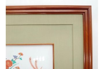 重要無形文化財　人間国宝　十四代　酒井田柿右衛門　錦　菊鳳凰文　色彩豊かな絵付けが魅力的な陶額(色絵、陶画、壁掛け、額装、共箱付き)(R-075122)