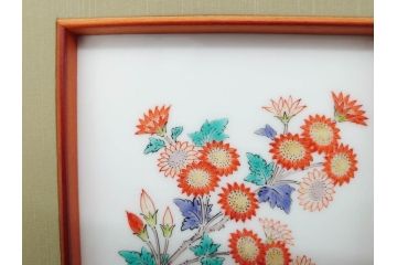 重要無形文化財　人間国宝　十四代　酒井田柿右衛門　錦　菊文　鮮やかな菊が華やかな印象を与える陶額(色絵、陶画、壁掛け、額装、共箱付き)(R-075123)