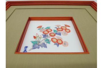 重要無形文化財　人間国宝　十四代　酒井田柿右衛門　錦　菊文　鮮やかな菊が華やかな印象を与える陶額(色絵、陶画、壁掛け、額装、共箱付き)(R-075123)