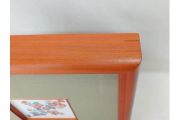重要無形文化財　人間国宝　十四代　酒井田柿右衛門　錦　菊文　鮮やかな菊が華やかな印象を与える陶額(色絵、陶画、壁掛け、額装、共箱付き)(R-075123)